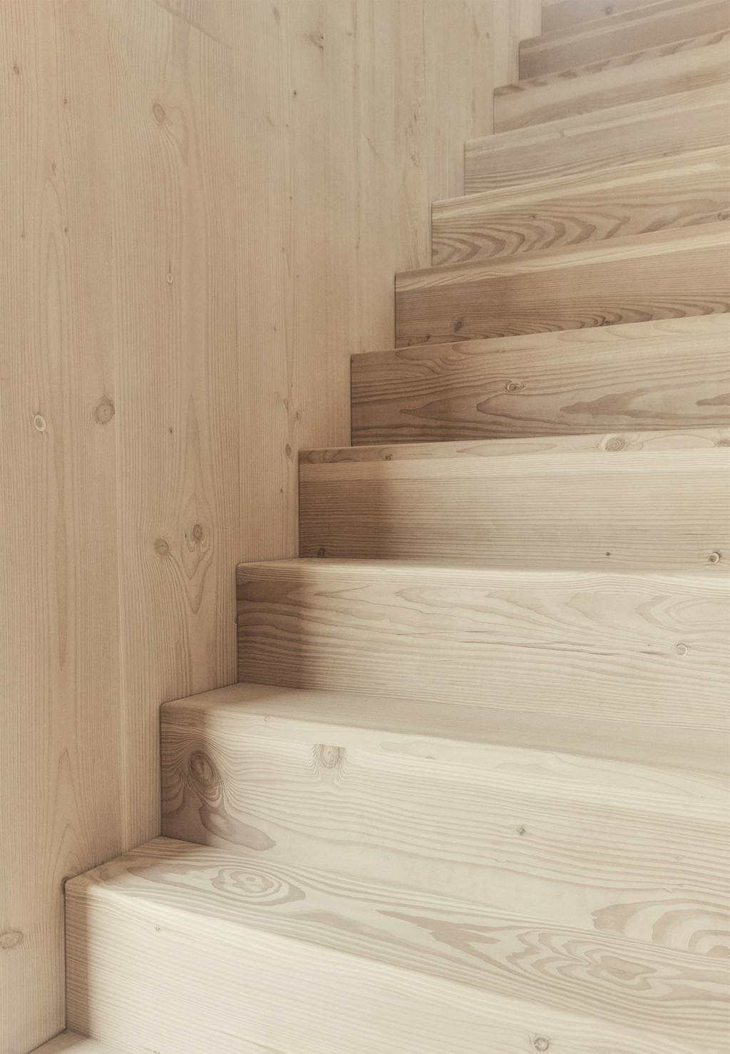 Levende udtryk med knaster og aftegninger i træet