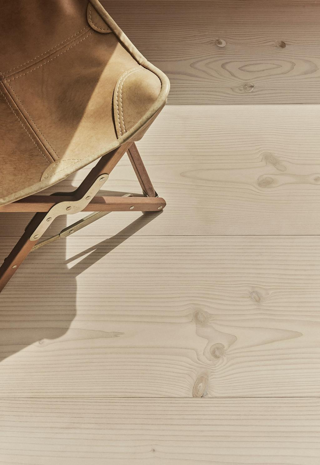 Naturlige materialer som læder og træ i indretningen