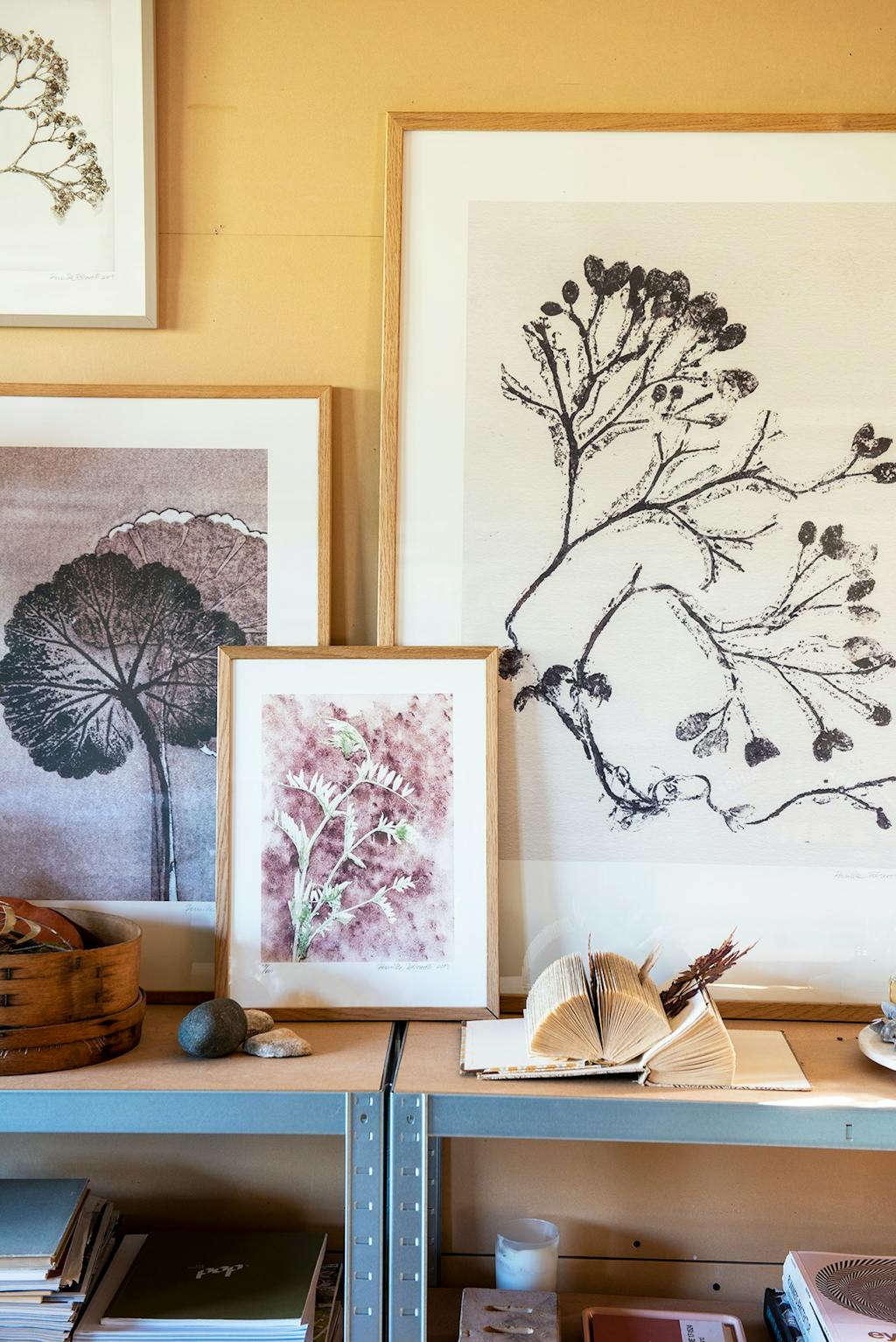 Hylder og reoler med værker