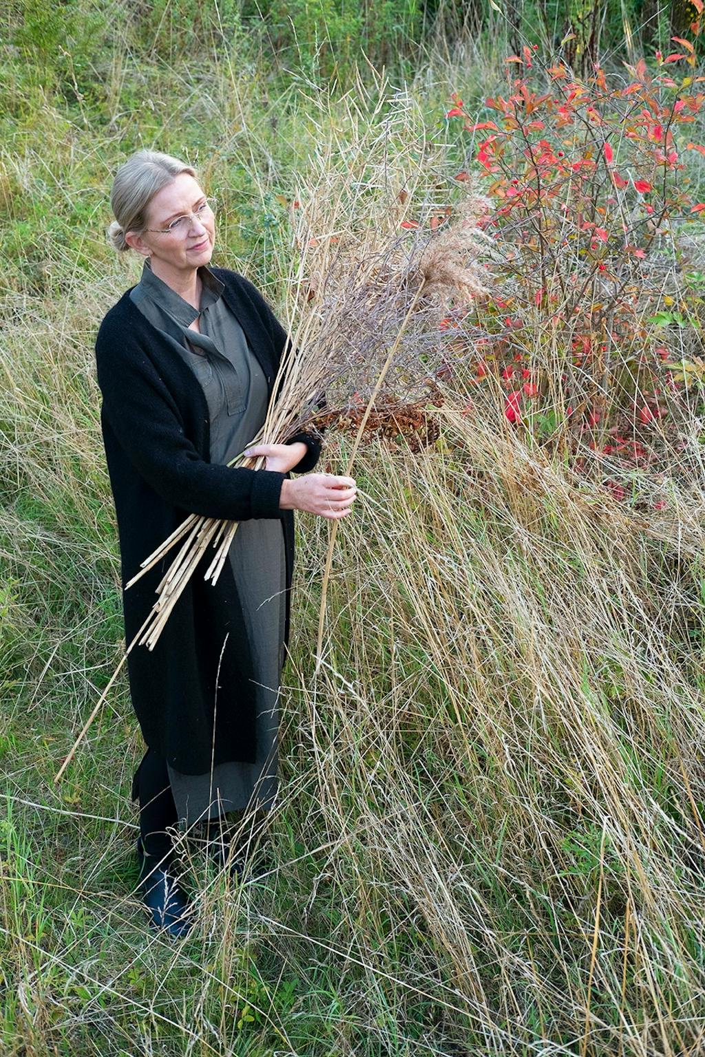 Pernille med vildtvoksende græs