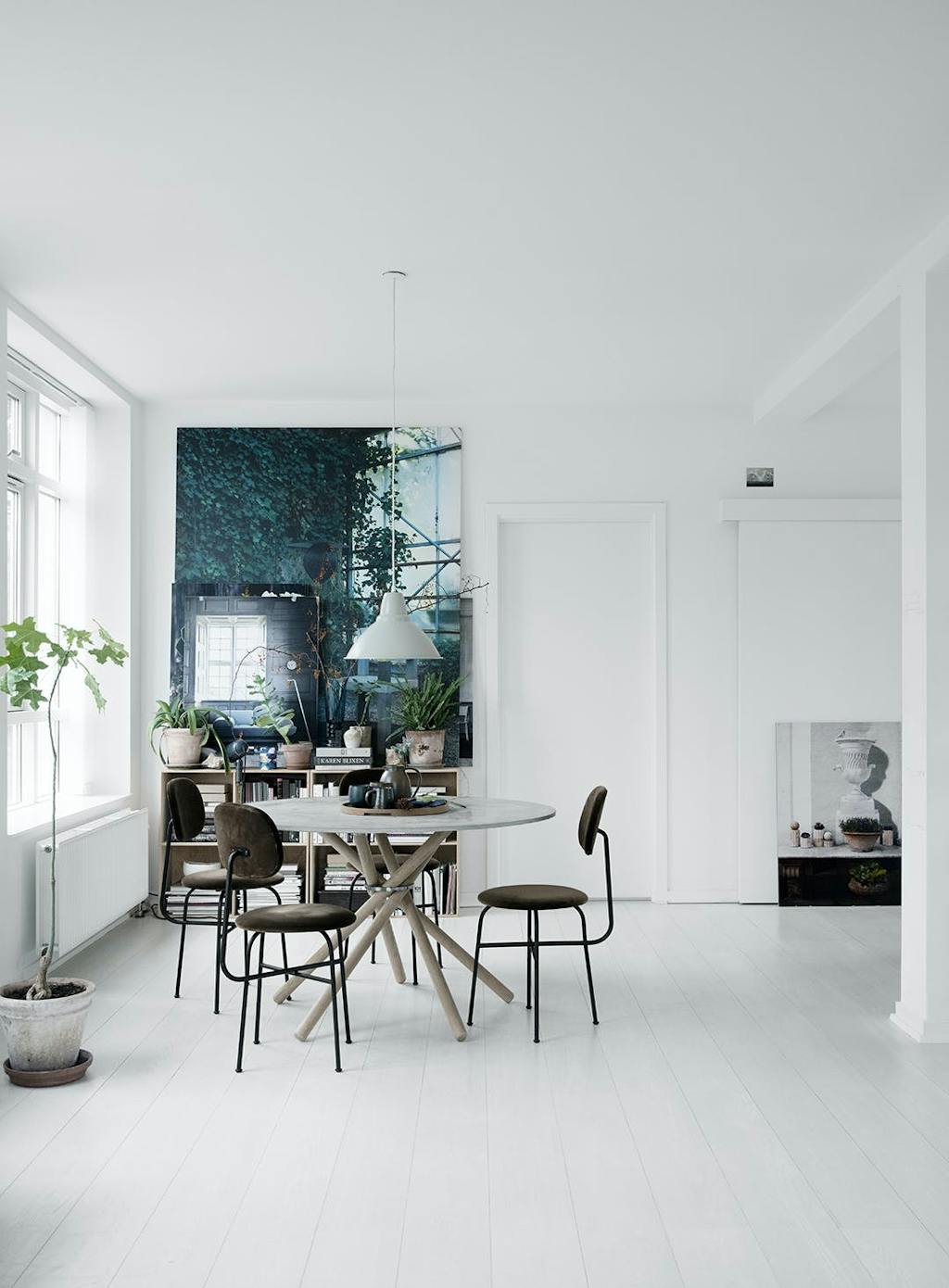 Enkelt og minimalistisk hjem med planter