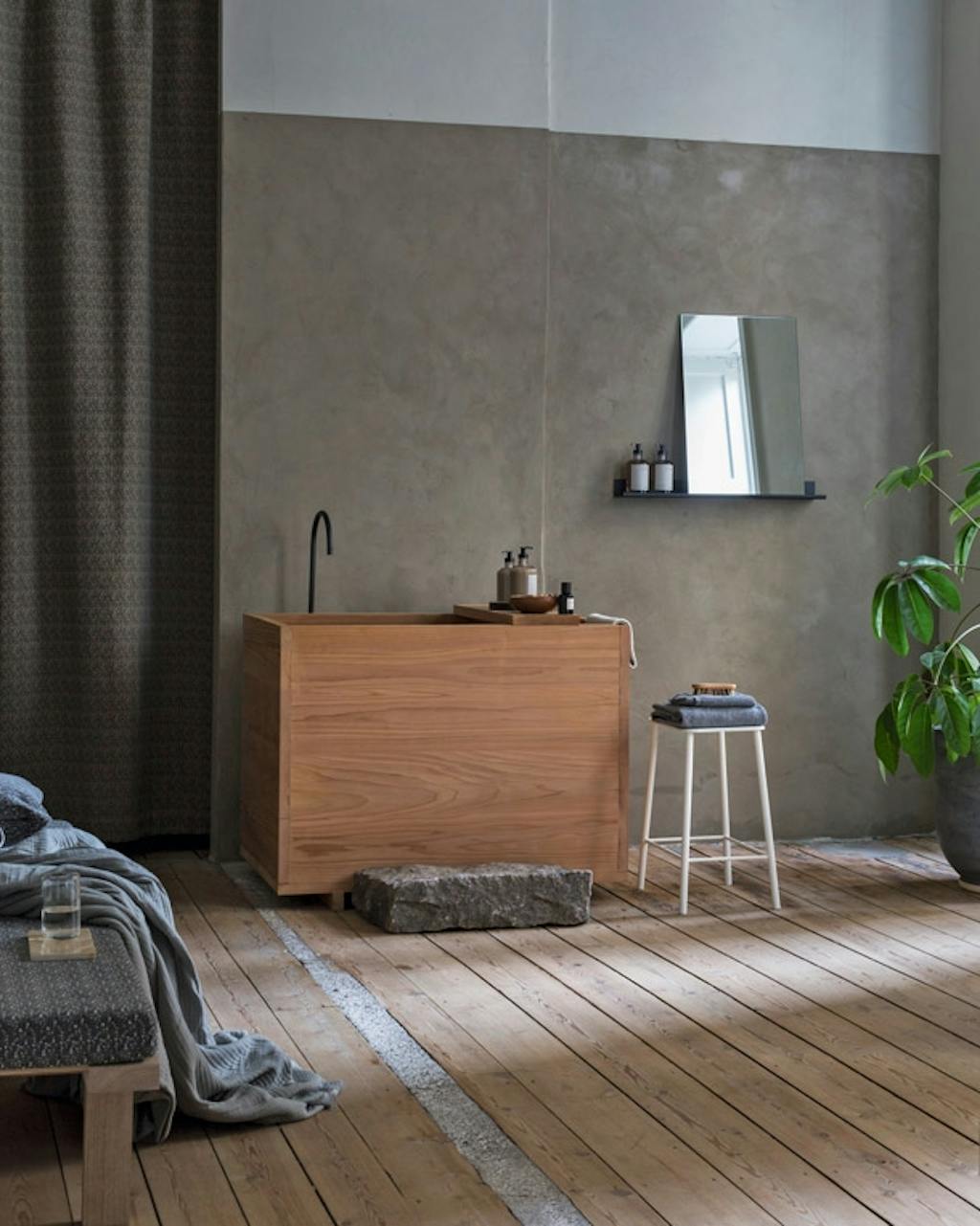 Japans houten bad in scandinavische badkamer met ruwe vloer