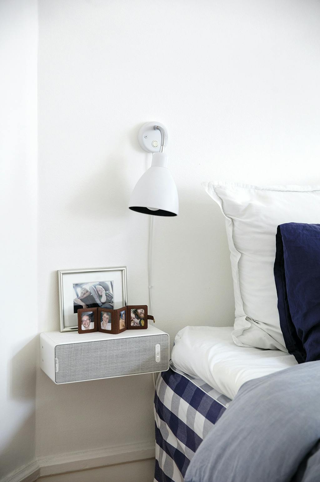 Een witte Ikea en Sonos-speaker gebruikt als nachtkastje.