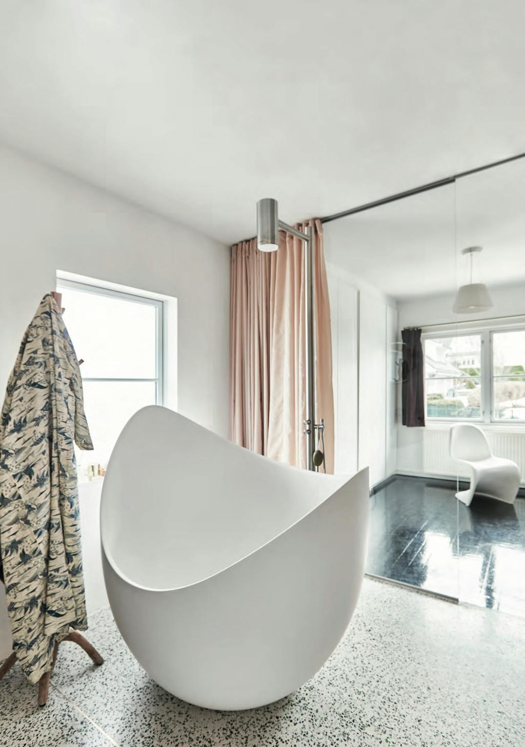 Open badkamer met Antoniolupi bad. 