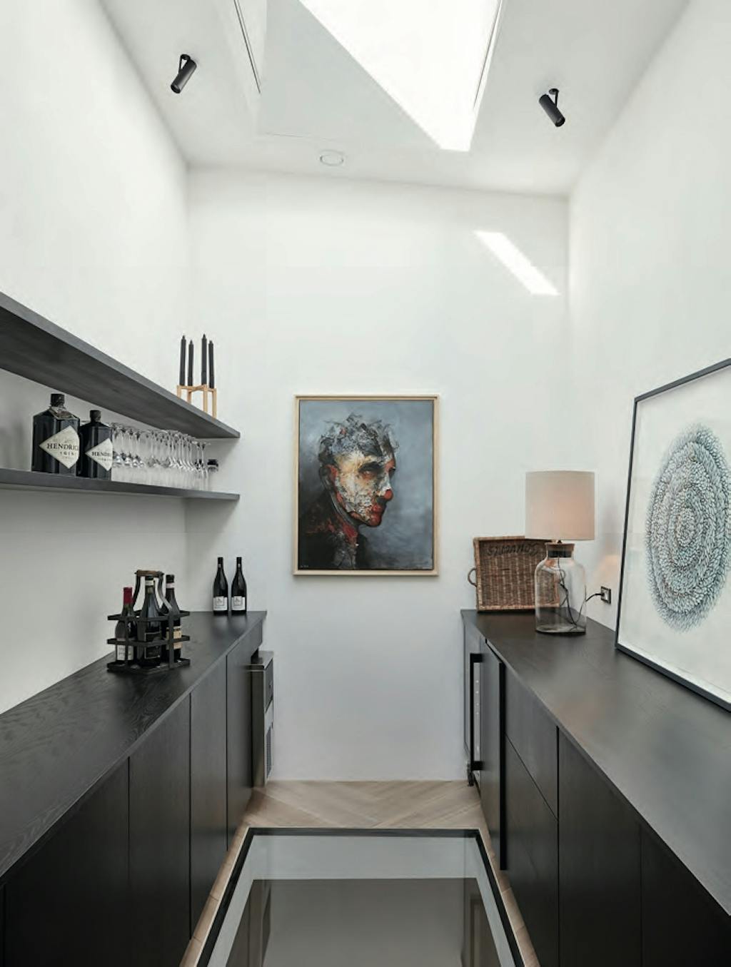 Keuken met glazen doorkijk naar wijnkelder 