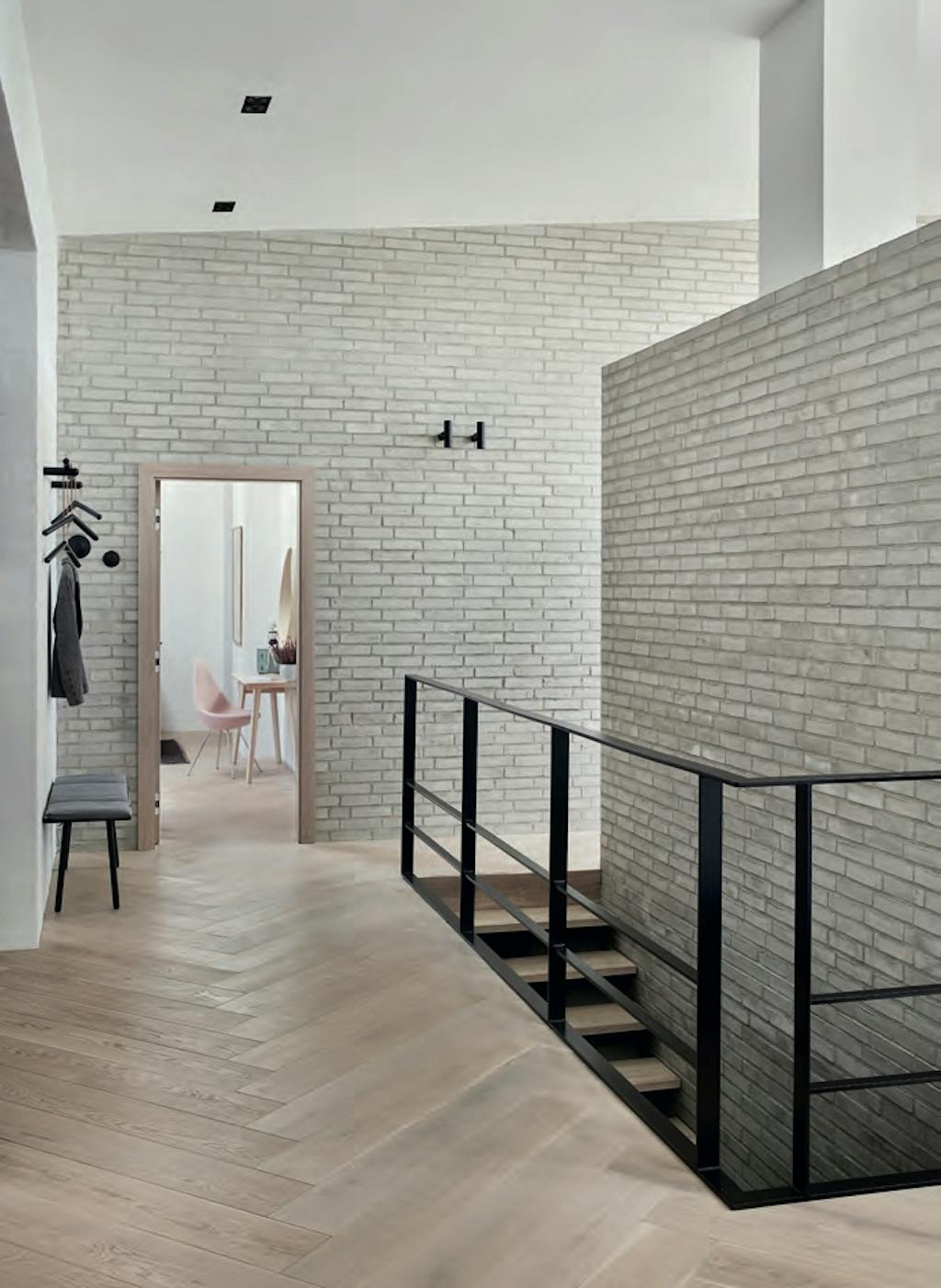 Moderne entree met parket en loft sfeer