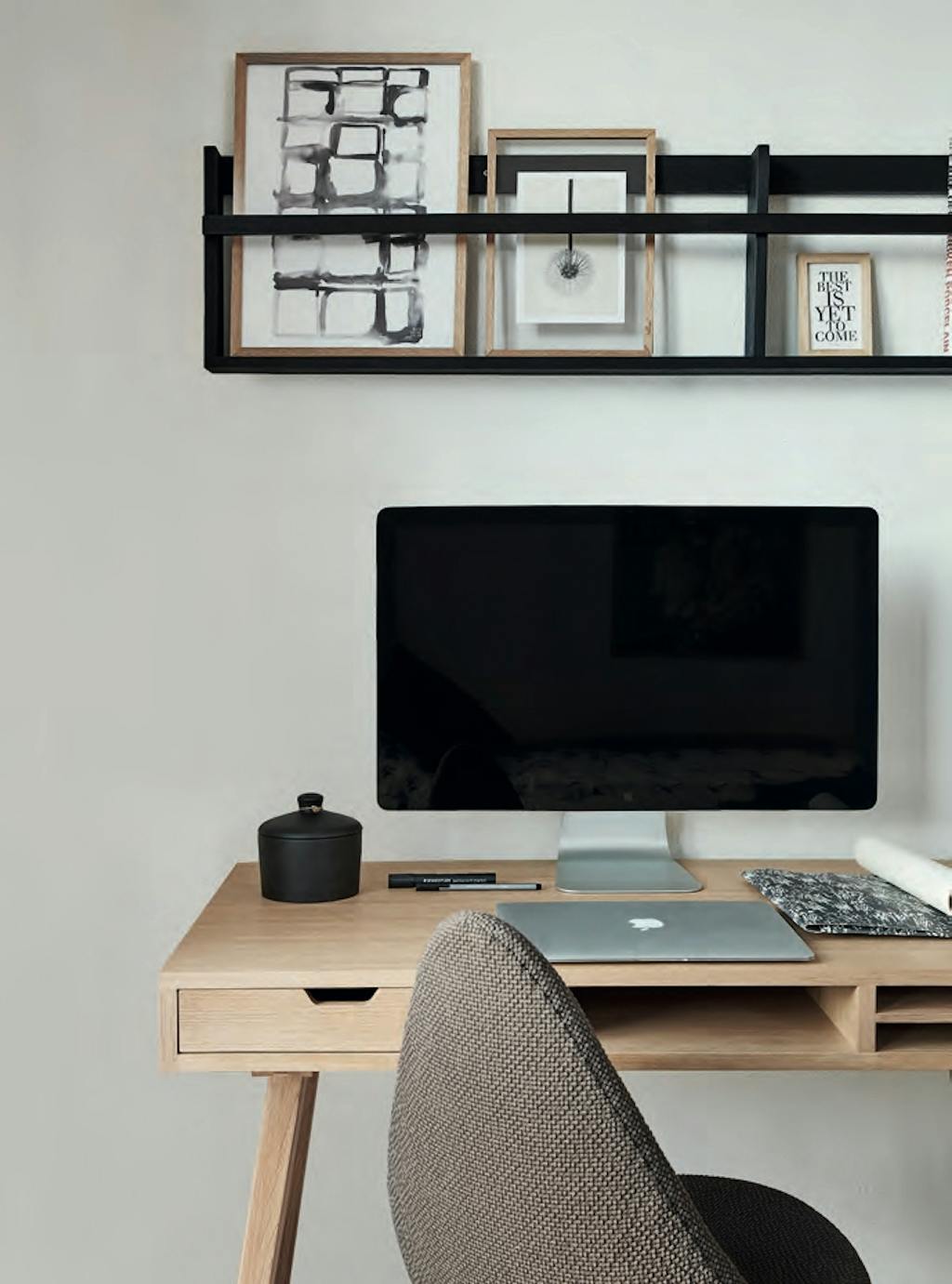 minimalistisch werkplek met houten bureau