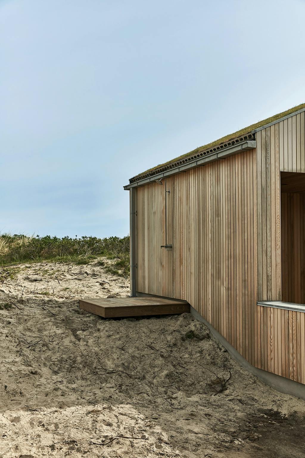 Efter en tur på stranden kan familien skylle sig under udendørsbruseren
