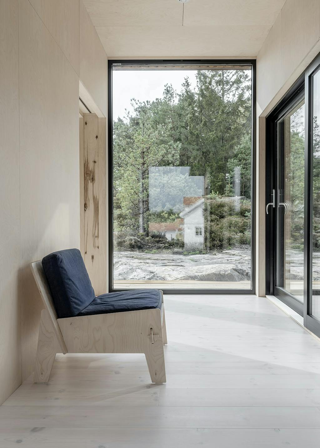 Krydsfinerstolen er fra Ikea. Krydsfinerstolen er fra Ikea.