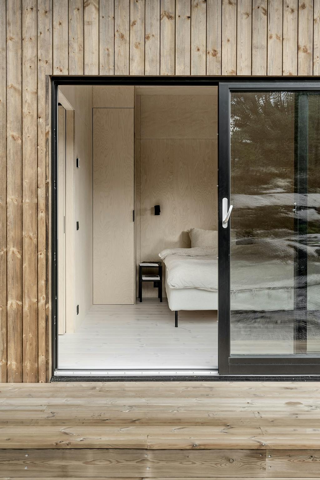 Skydedøre skaber åbenhed både i huset og imellem ude og inde. Skydedøre skaber åbenhed både i huset og imellem ude og inde.