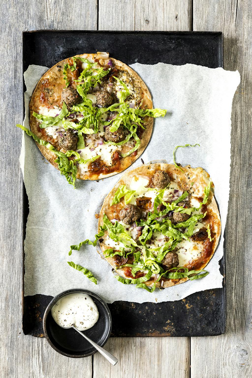 Salatpiza med spicy kødboller