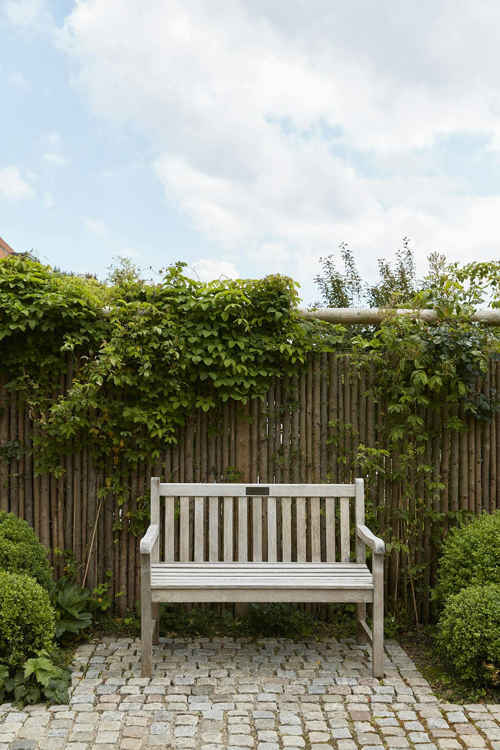 Hyggelig bænk i haven