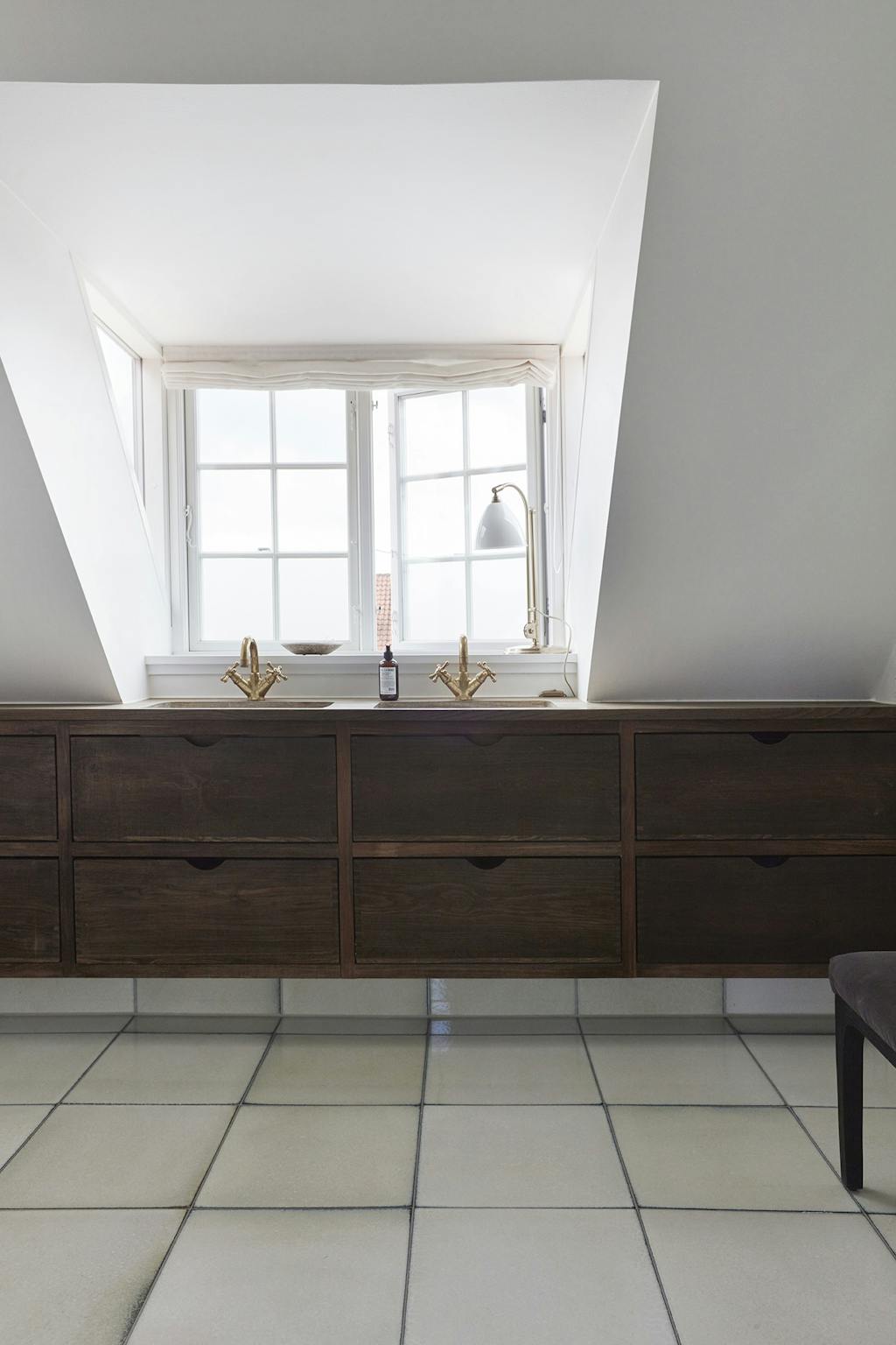 Badeværelse i afdæmpede farver