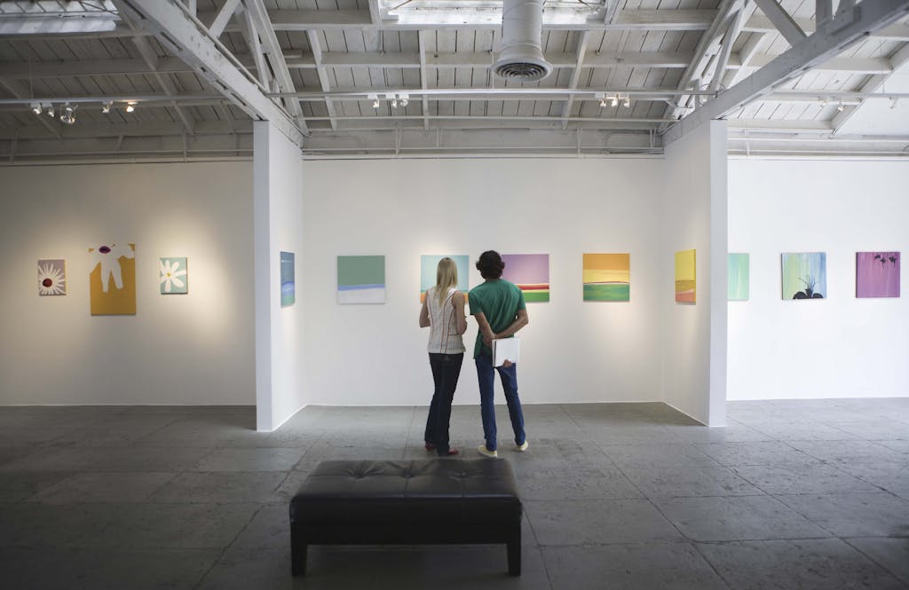 Kunstgalleri med mennesker