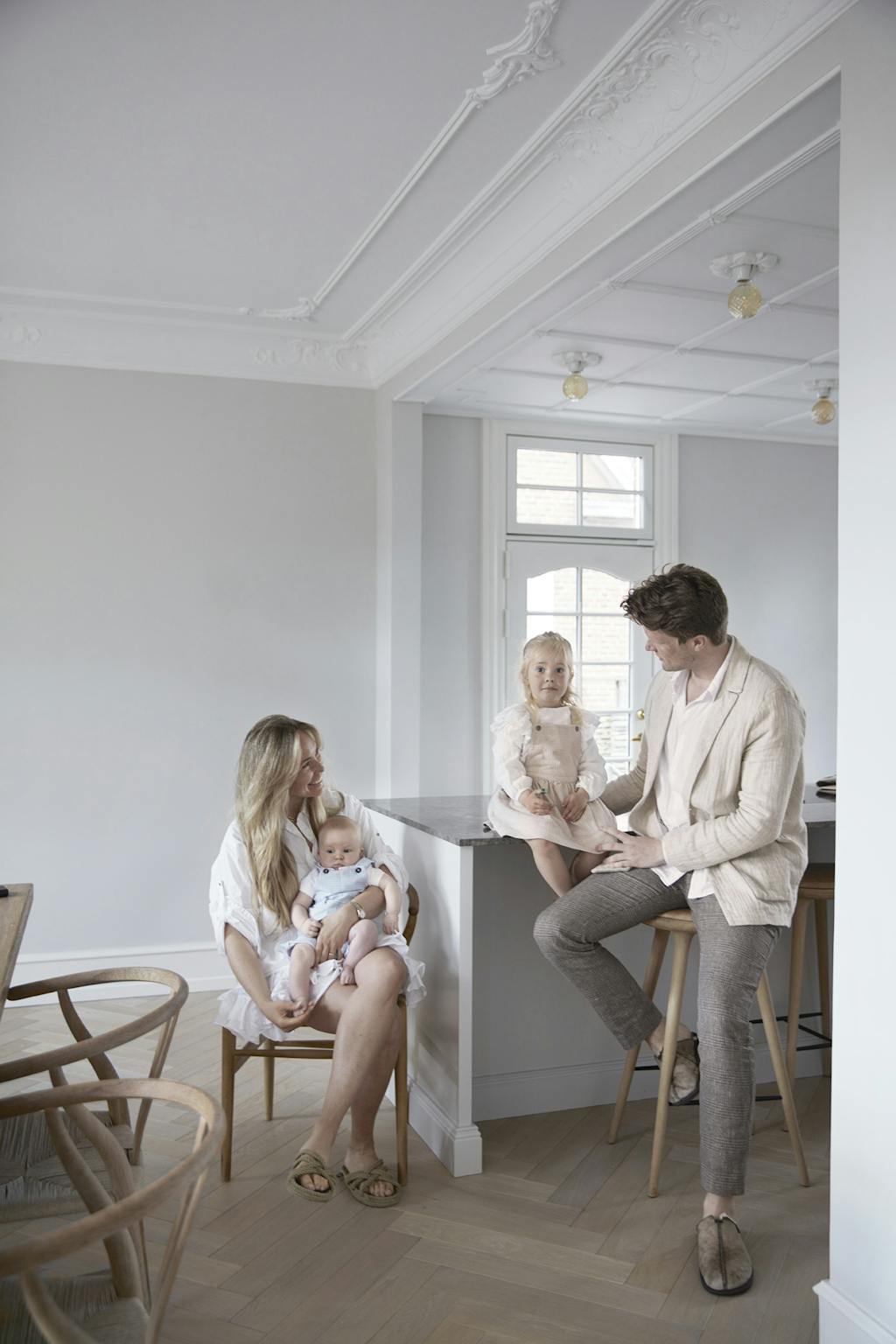 Familien i køkken-alrummet.