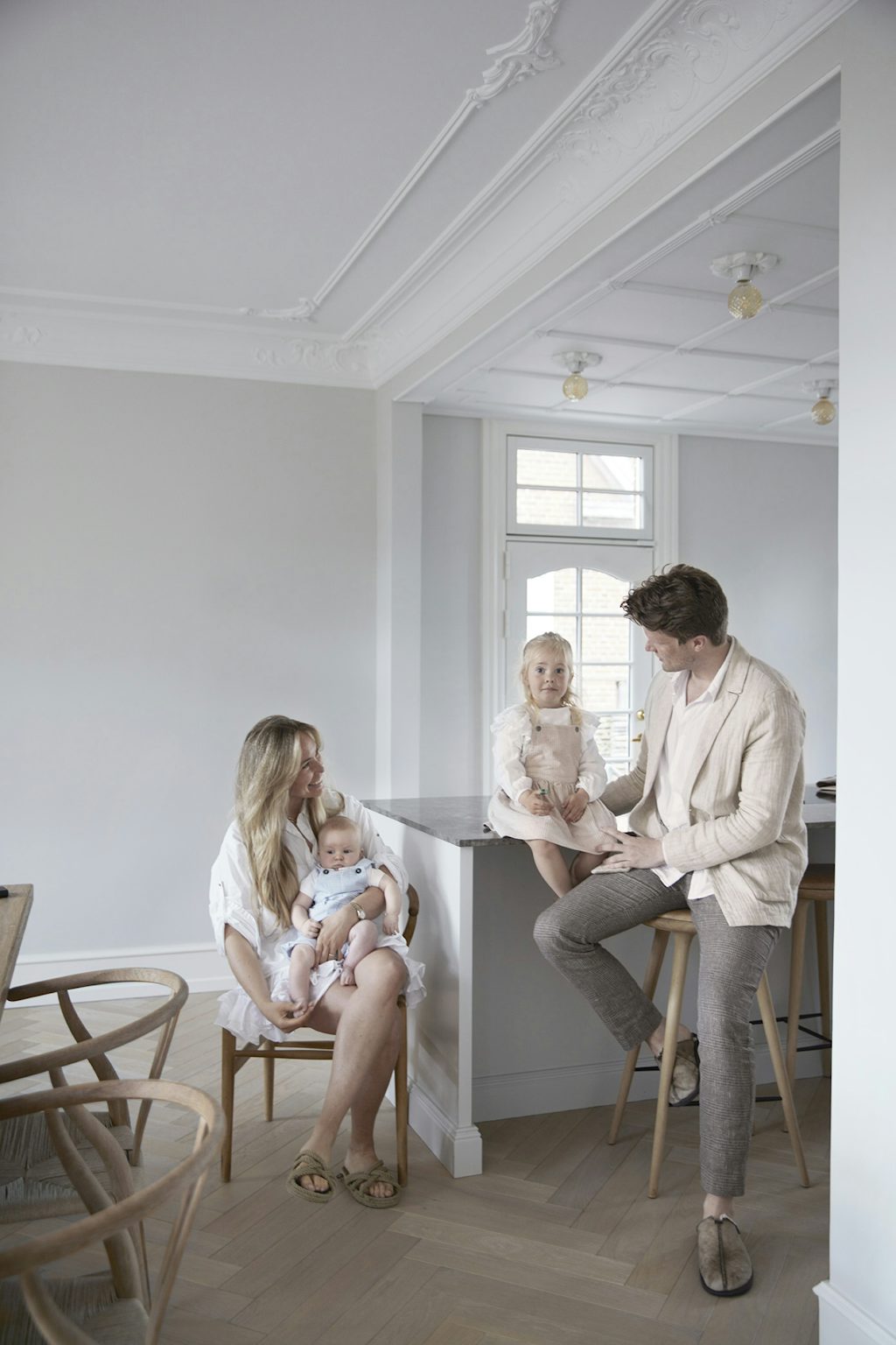 Familien i køkken-alrummet. Familien i køkken-alrummet.