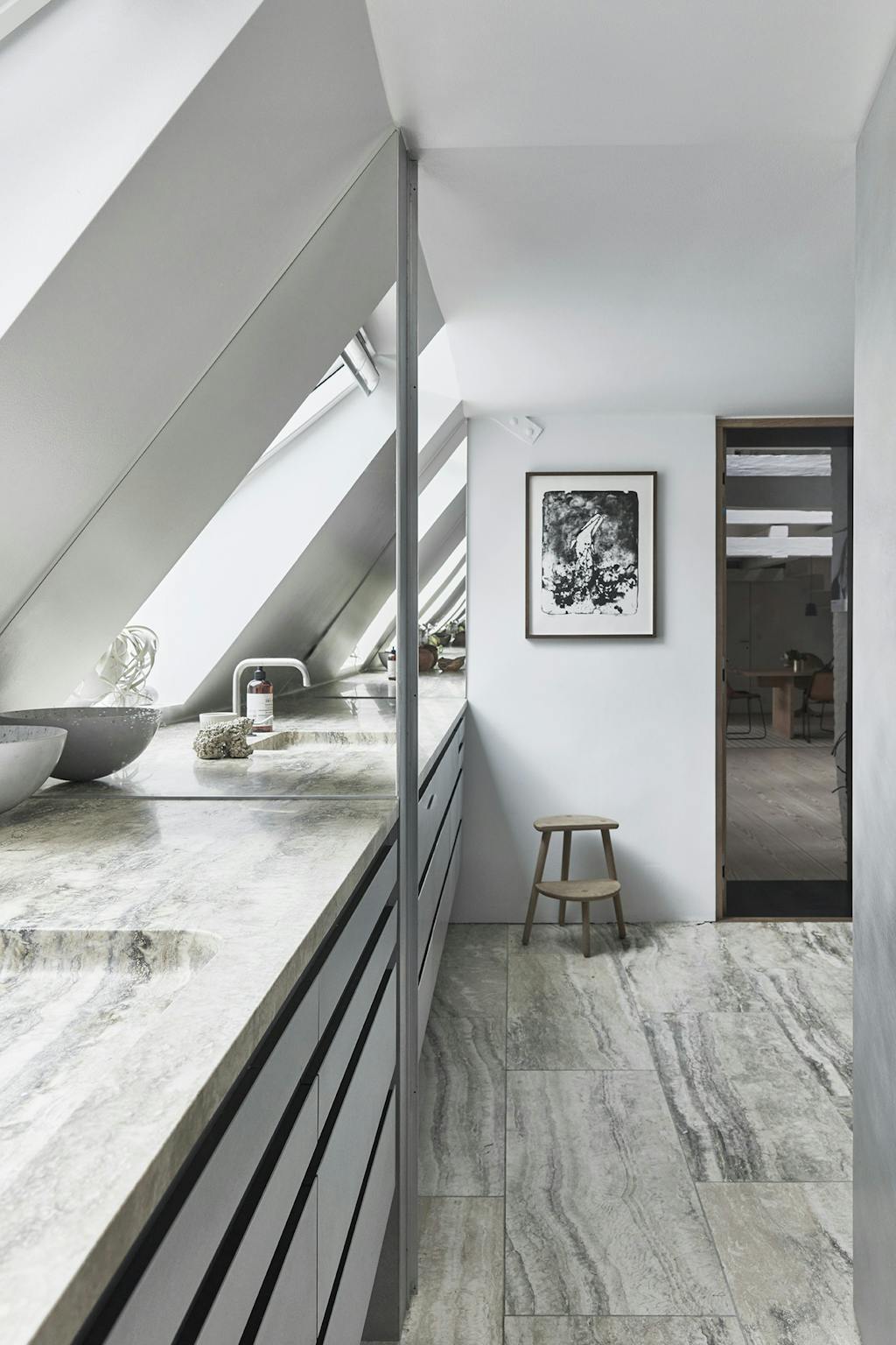 Håndvask på badeværelset og kig til et fint billede på væggen. Håndvask på badeværelset og kig til et fint billede på væggen.