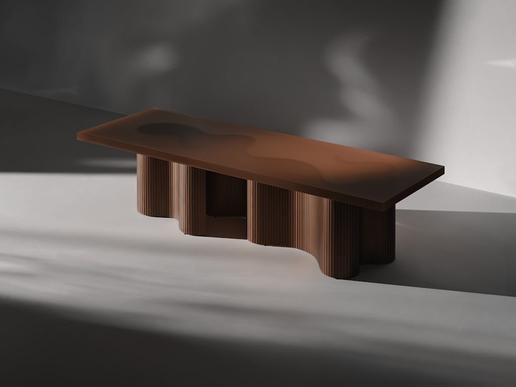 Bord i bøjede former. Bord i bøjede former.