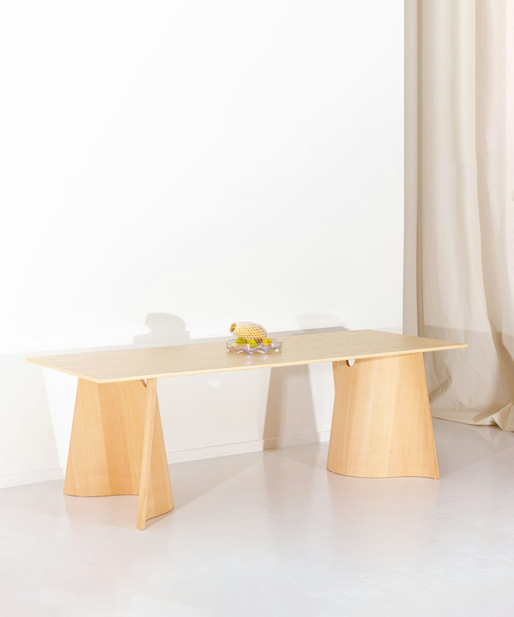 Veneer Trestle bord af Matias Moellenbach. Veneer Trestle bord af Matias Moellenbach.