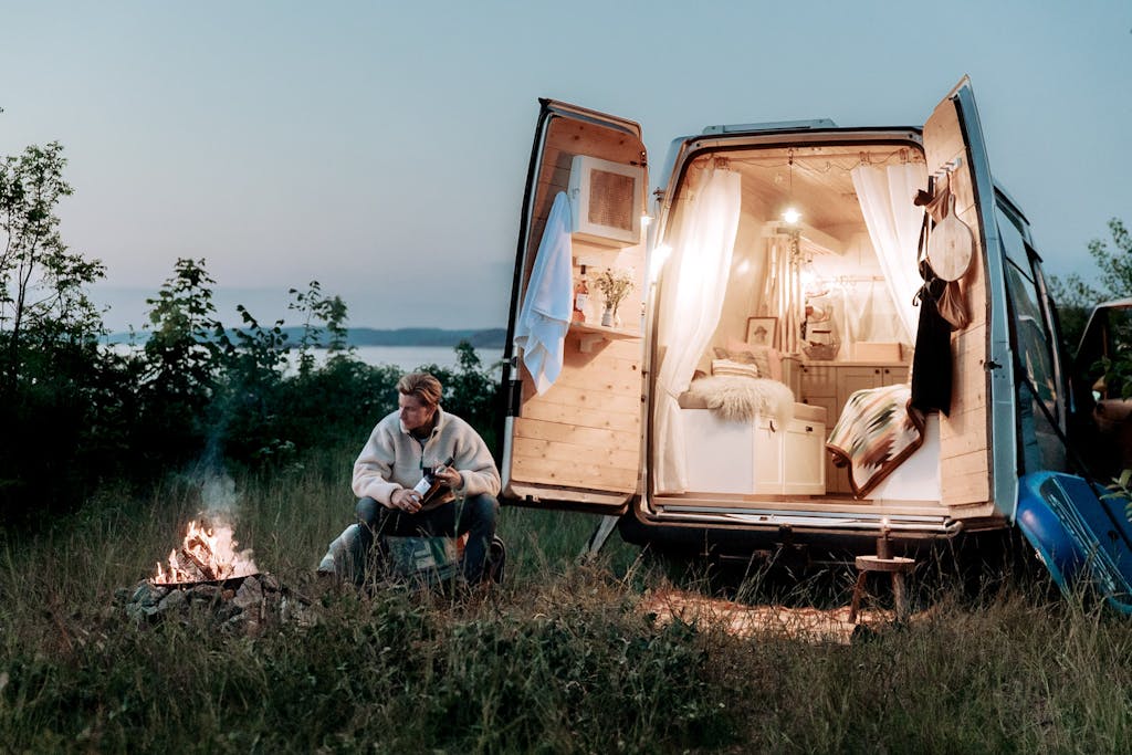 En hyggelig campingtur med bål og autocamper.