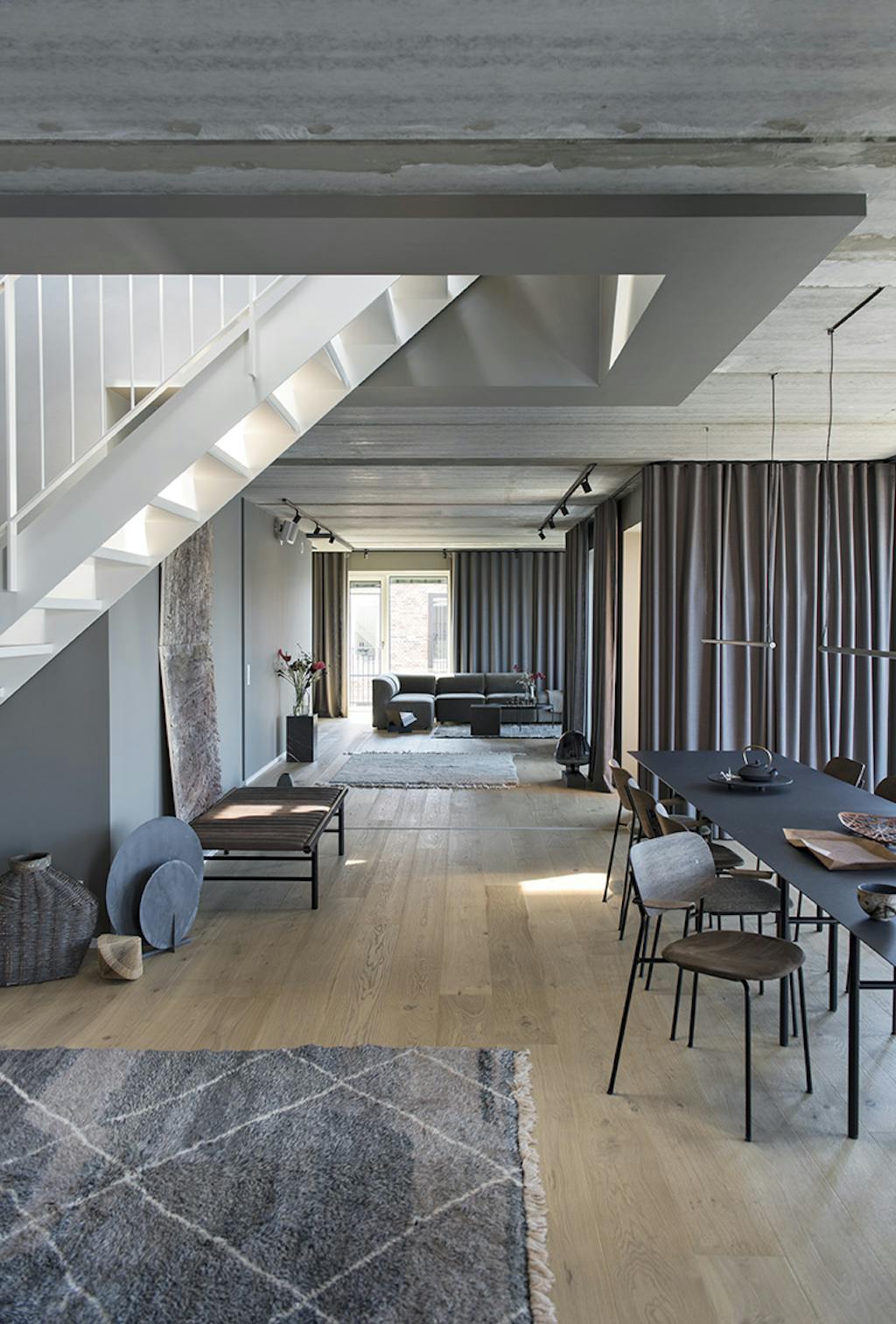 Åbent rum med spiseplads og stue