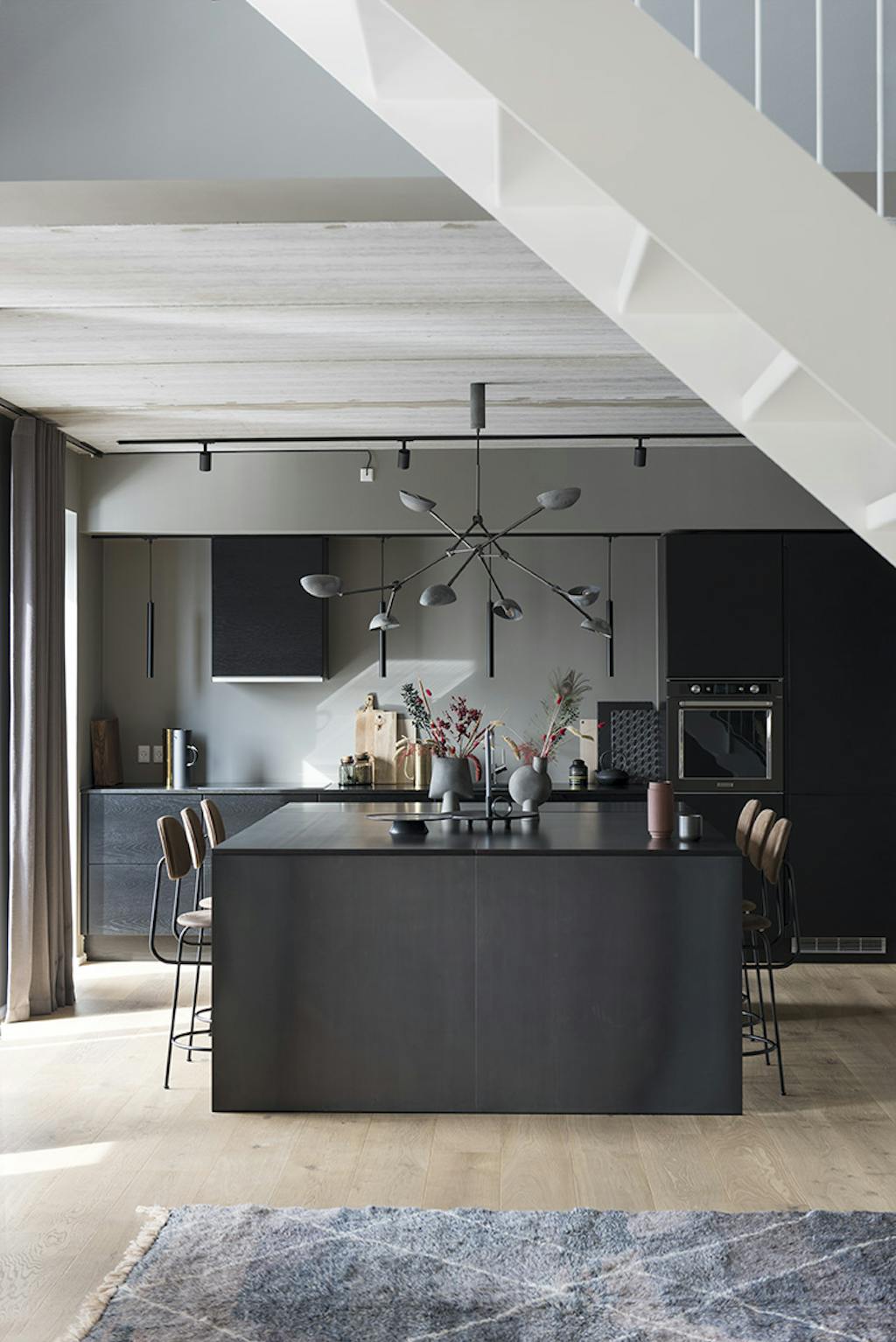 Stilrent køkken i mørke nuancer Stilrent køkken i mørke nuancer