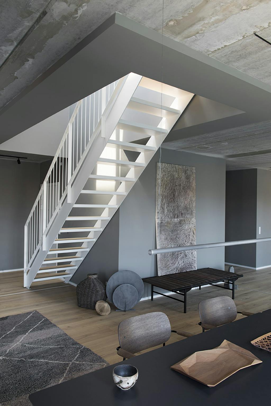 Hvid trappe omgivet af mørke nuancer