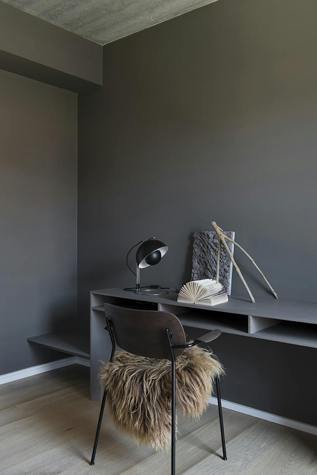 En lille arbejdsplads med skrivebord og stol