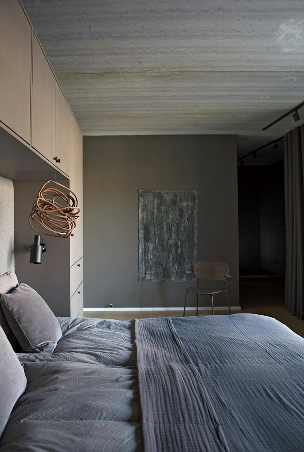 Soveværelse i dybe jordfarver