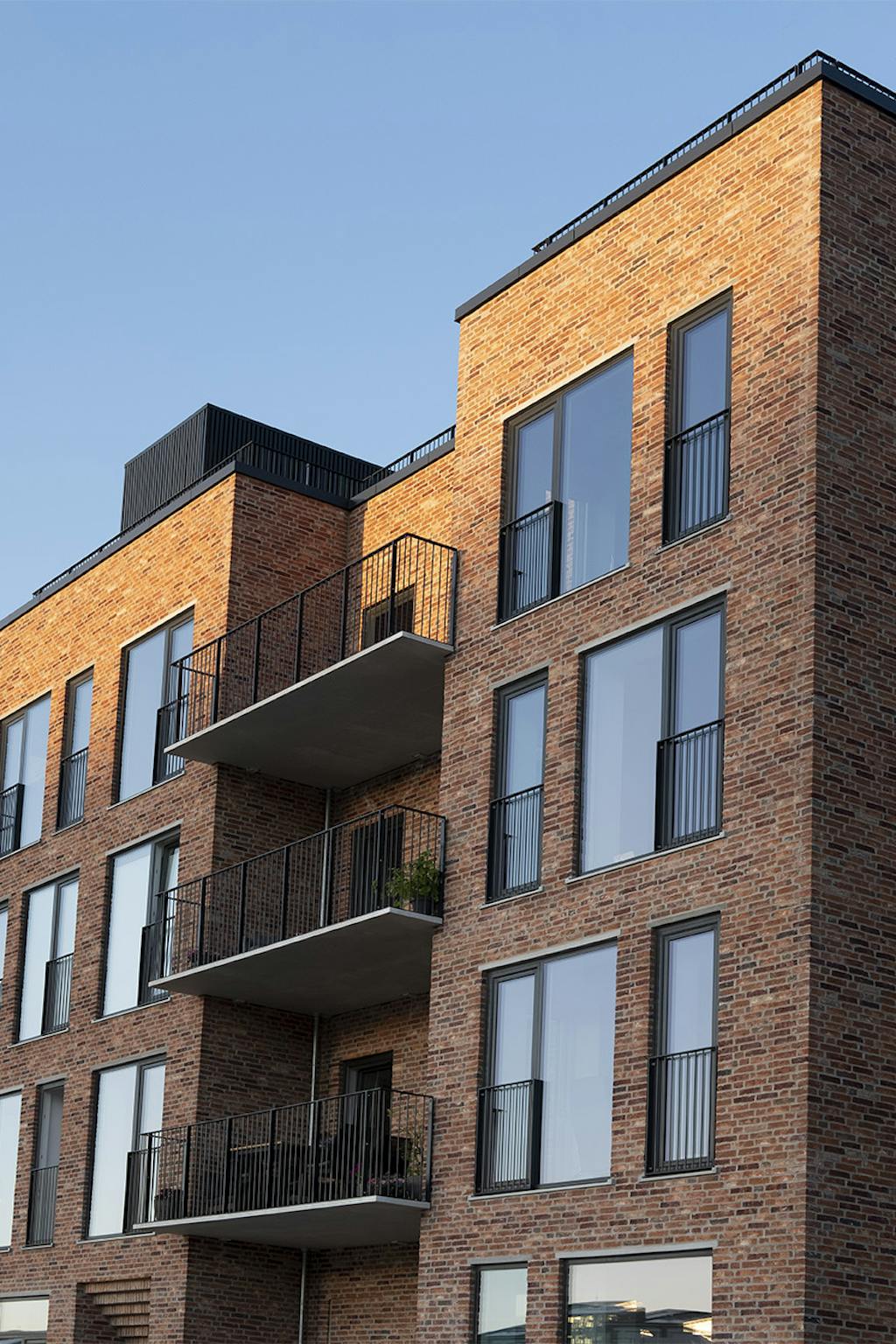 Brun bygning med panoramavinduer