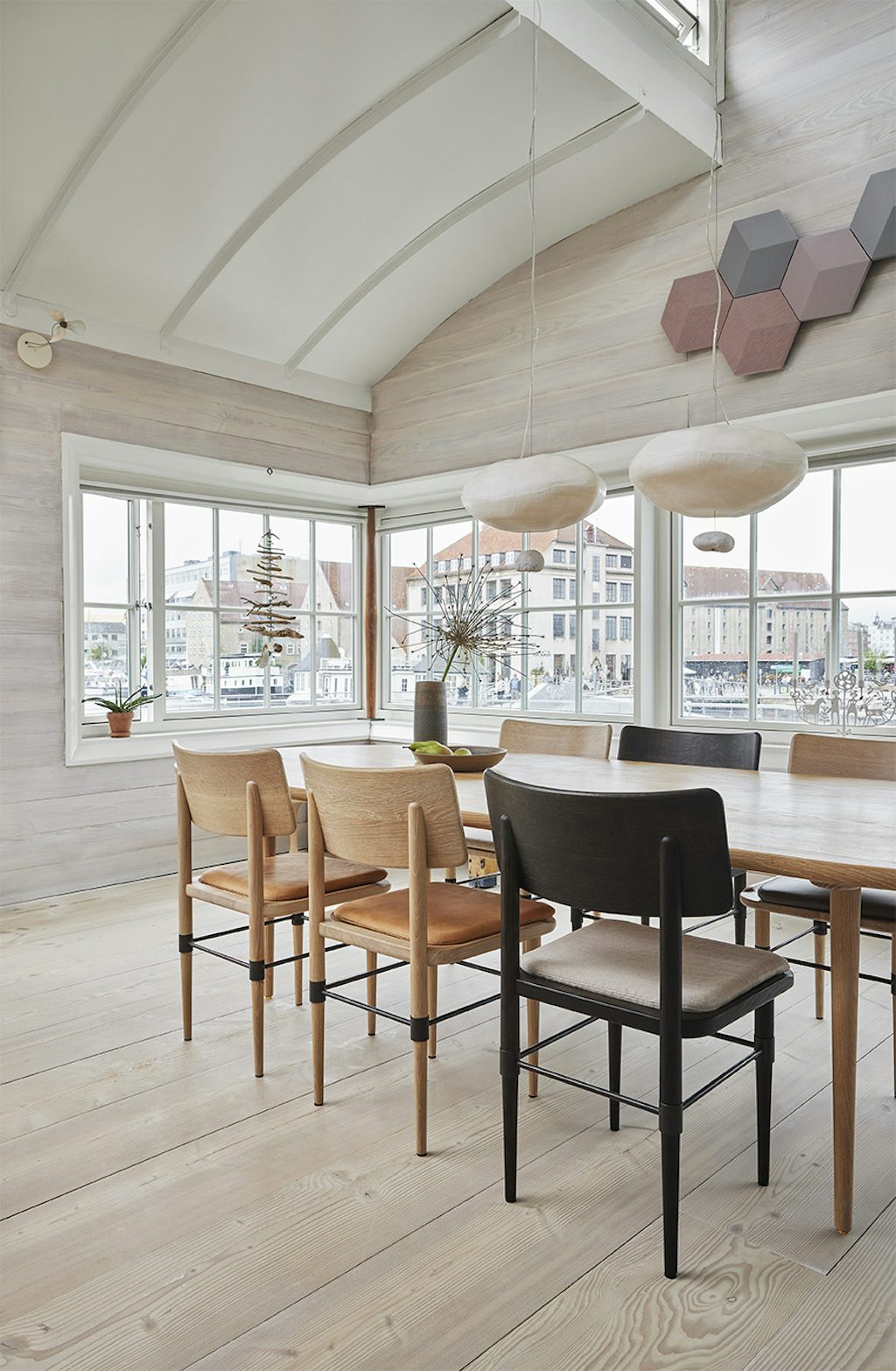 Spiseplads med masser af lys fra vinduerne Spiseplads med masser af lys fra vinduerne
