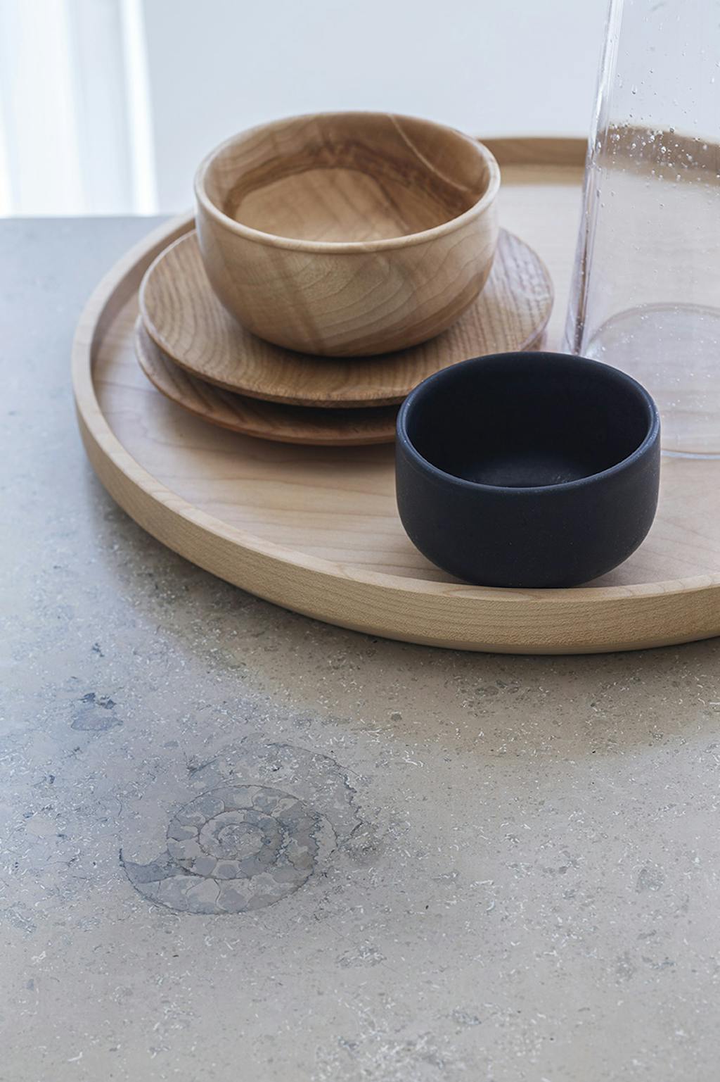 Bordplade med fossil og en bakke med skåle