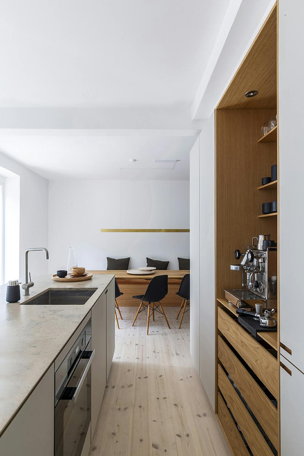 Køkken-alrum med træelementer