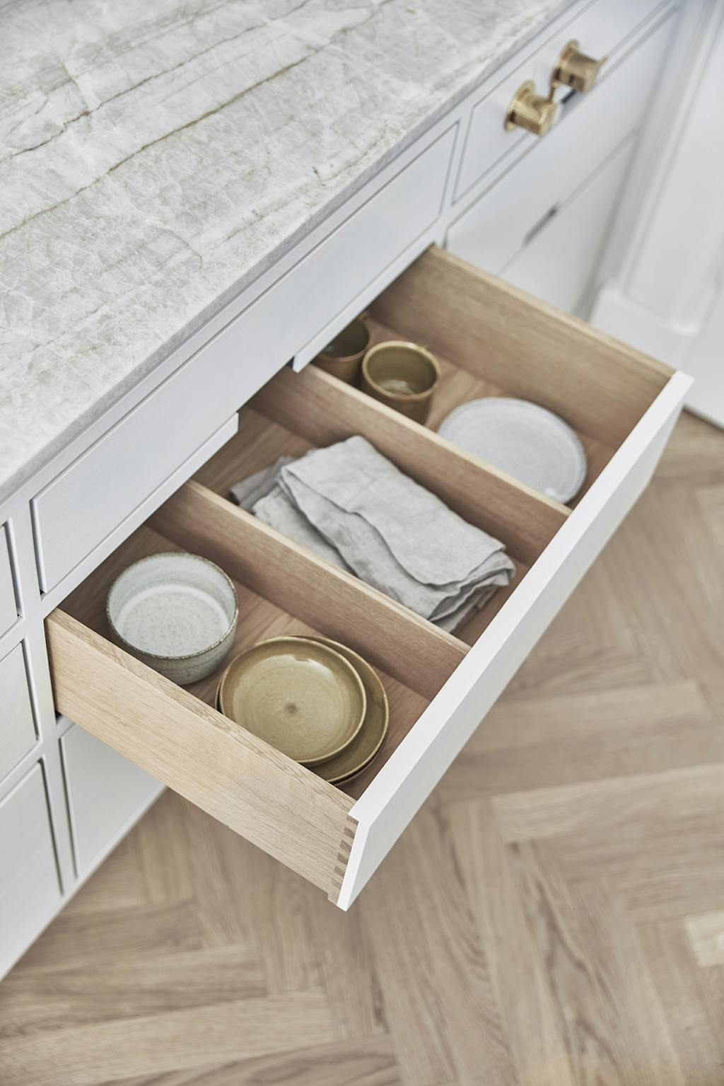 Køkkenskuffe med fin keramik