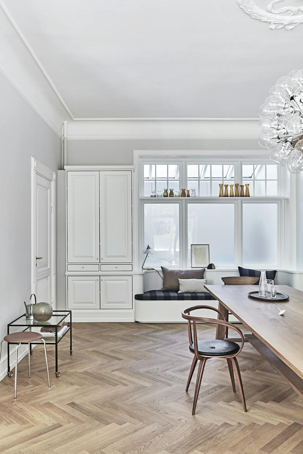 Et hyggeligt spot foran vinduet med bænk og puder