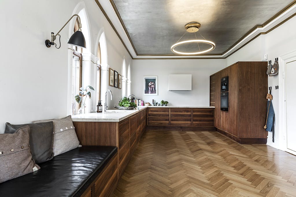 Køkken i træ med en bordplade af marmor