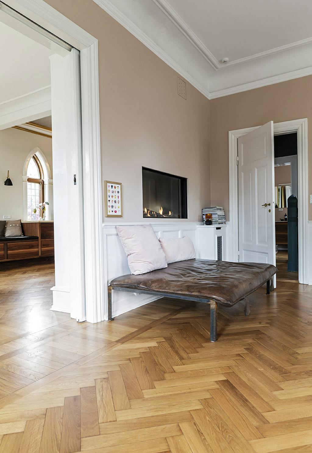 Daybed og indbygget pejs