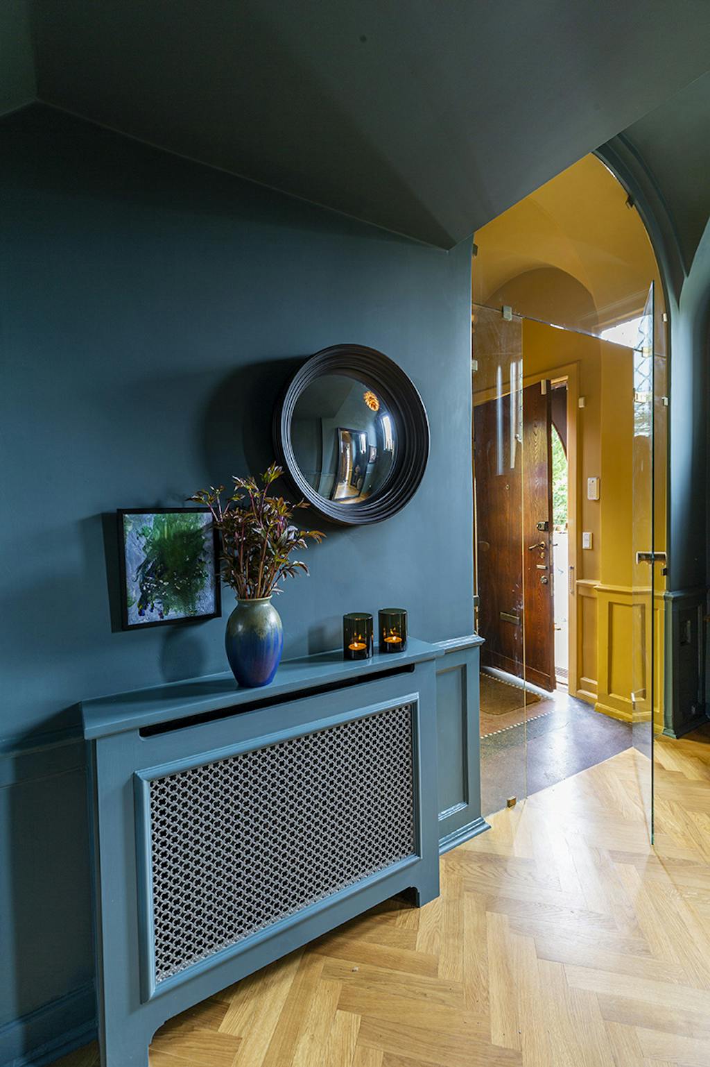 Dekorativ væg med en radiatorskjuler