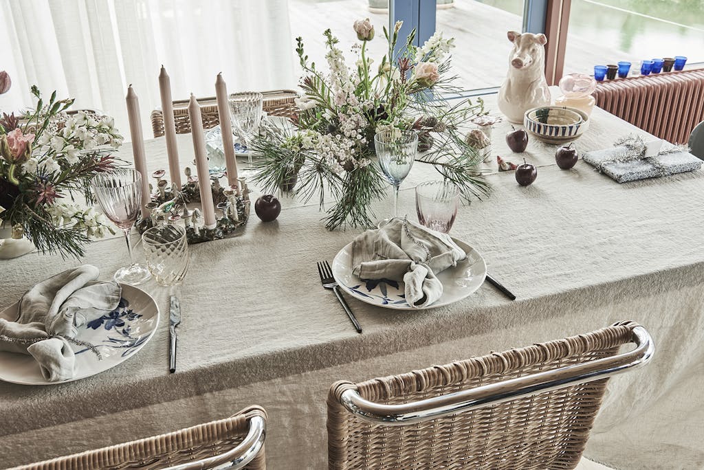 Julebord med blomsterdekorationer fra De Fire Årstider