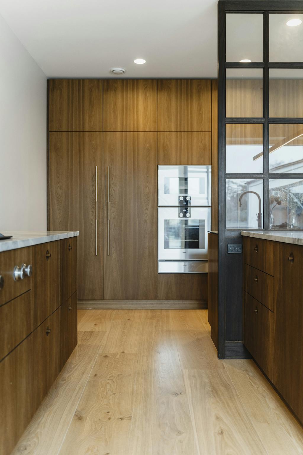 Glasvæg med sprosser i røget eg