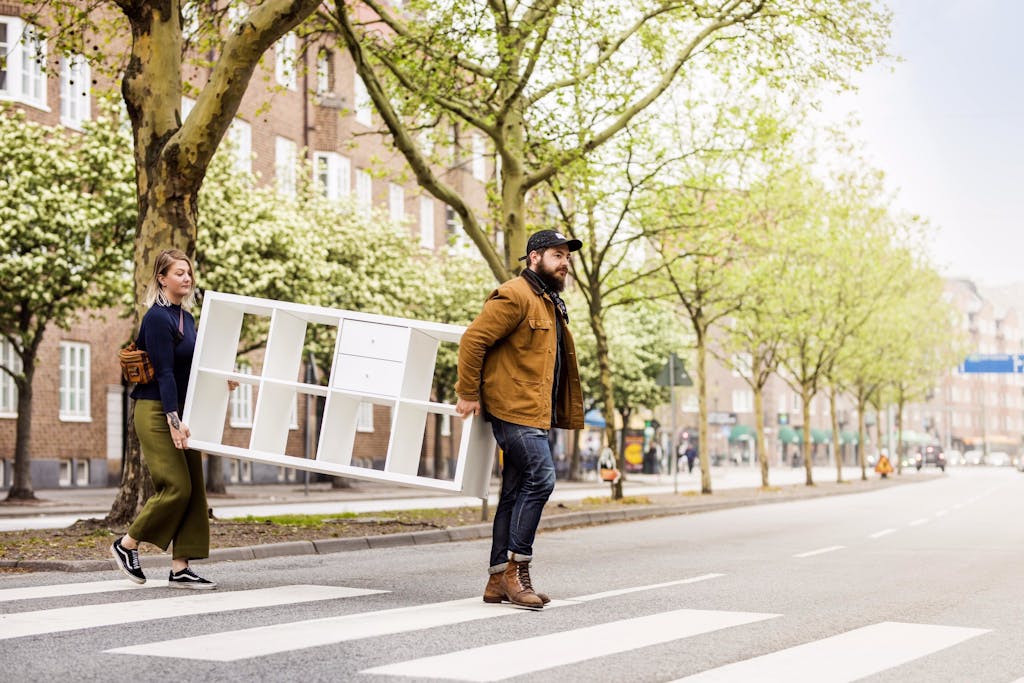 Par bærer bogreol fra IKEA Par bærer bogreol fra IKEA