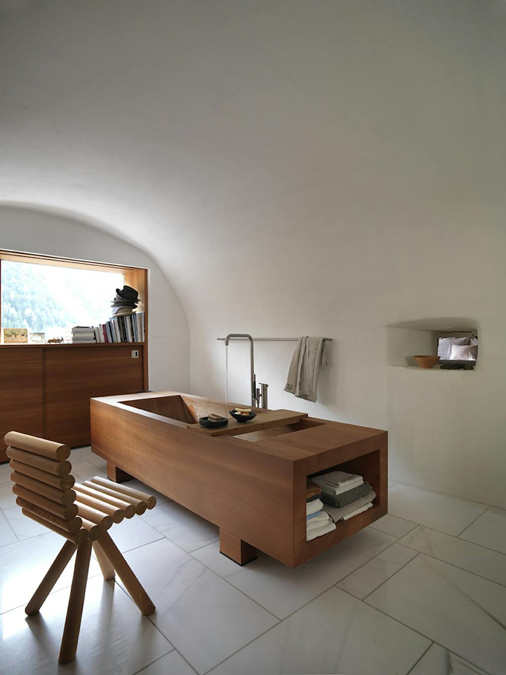 Badekar i lærketræ