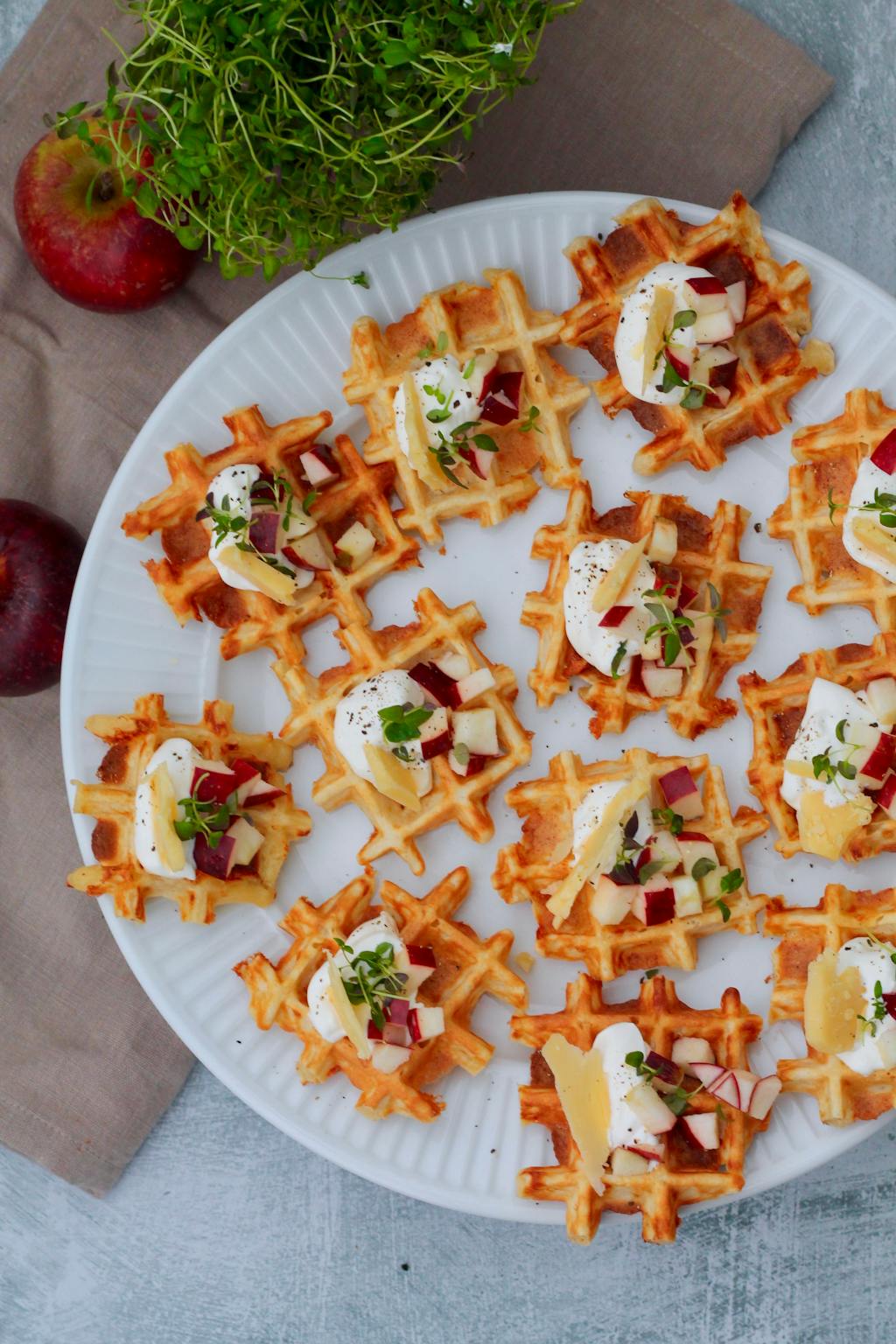 Opskrift på ostevafler med creme fraiche, æble og timian
