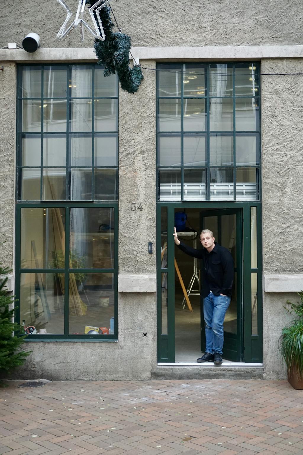 Jonathan Kvium foran sit galleri Albert Contemporary