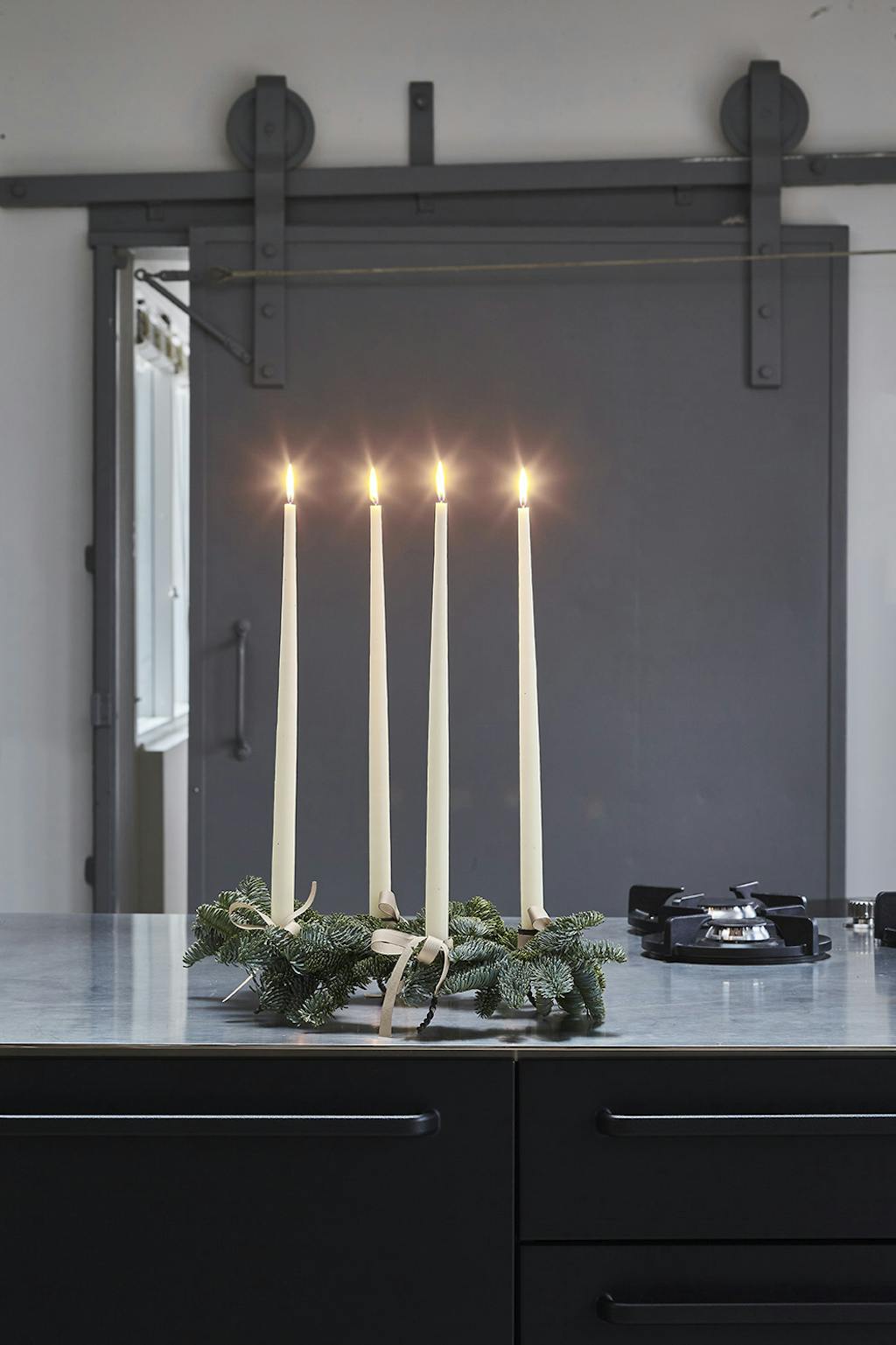 Simpel adventskrans med gran og sløjfer Simpel adventskrans med gran og sløjfer