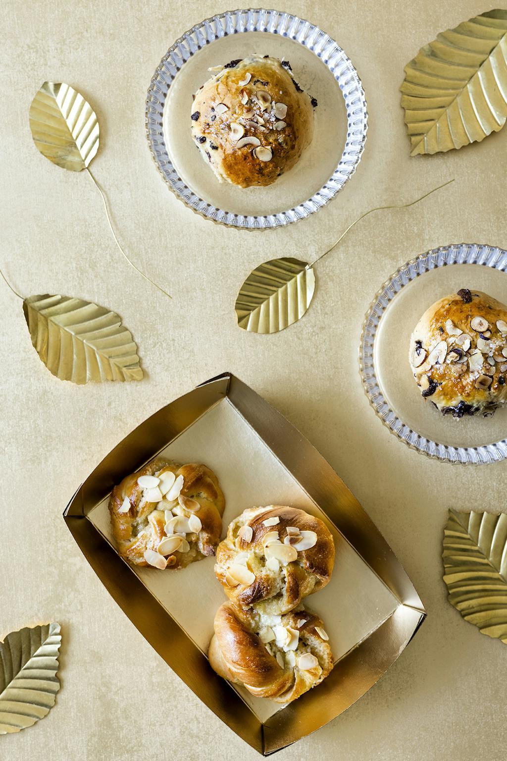 Juleboller med kardemomme, pomerans, korend og chokolade