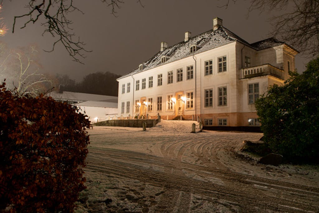 Krogerup Højskole by night