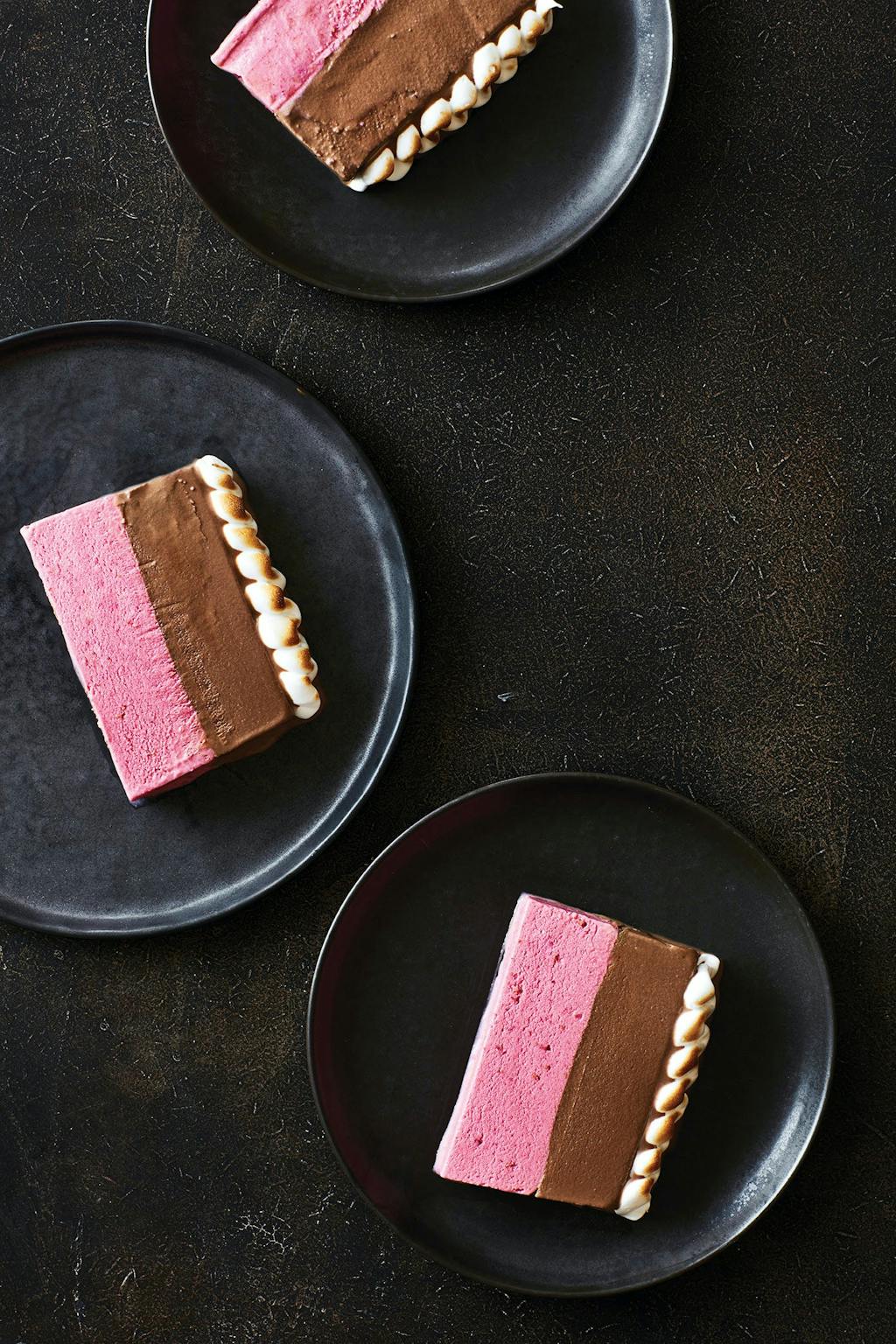Chokolade-hindbærslices med brændt marengs