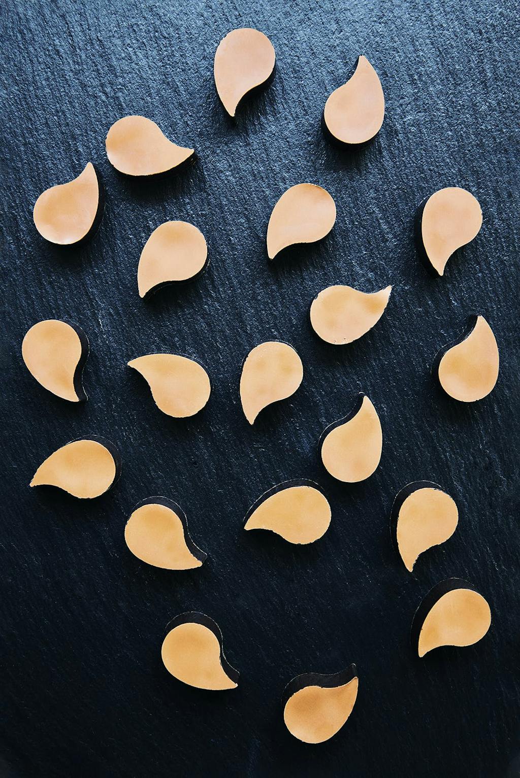 Fyldte chokolader med nougat og saltpeanut