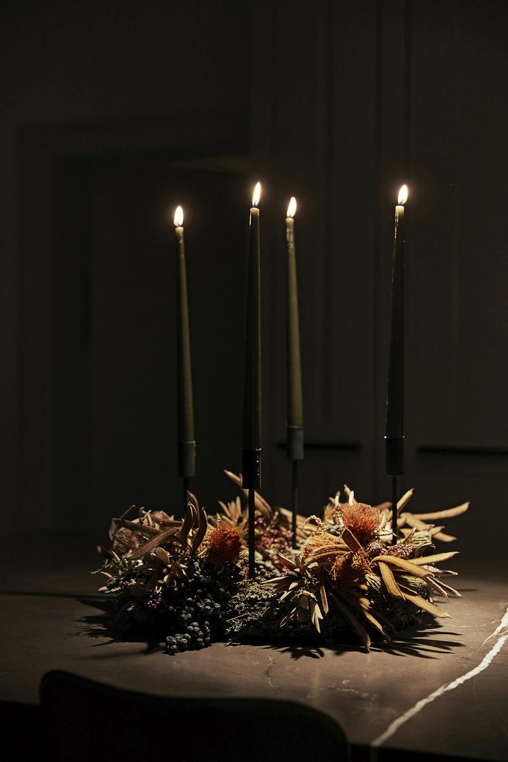 Adventskrans med enebær, bjergstyr, spidsgræs, vortebær og evighedsblomst